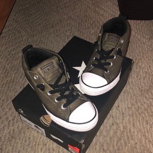 Army green ankle converse ///SHOE MEASURES from heel to toe to about 10 inches